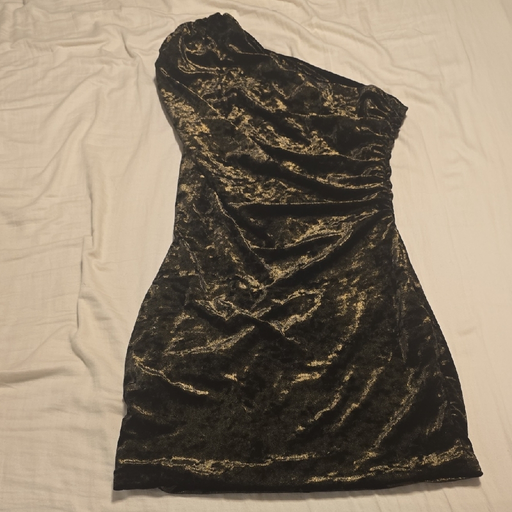 Elegant Black Velvet One-Shoulder Dress